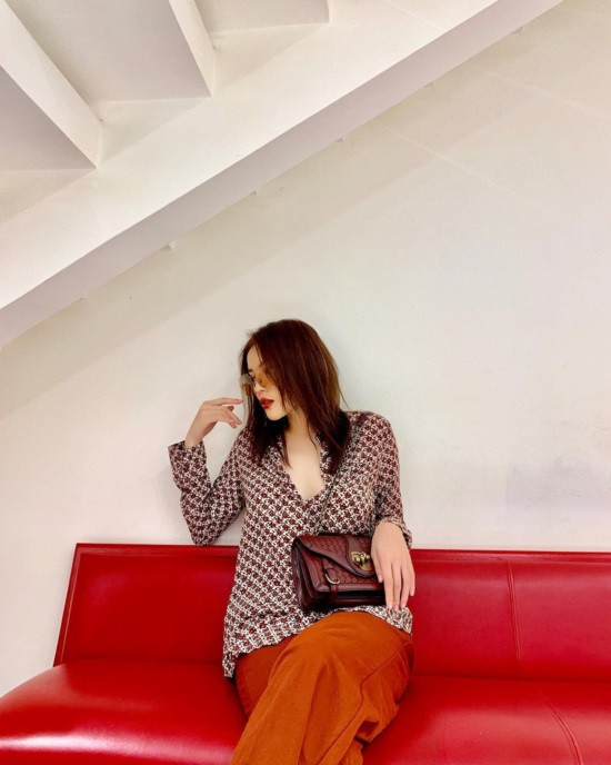 Nếu quần hoặc chân váy đơn sắc thì áo sơ mi nên có họa tiết, hoặc nếu cả set đồ có gam màu tương đồng, chọn túi xách làm điểm nhấn để tạo nên tổng thể bắt mắt, thú vị.