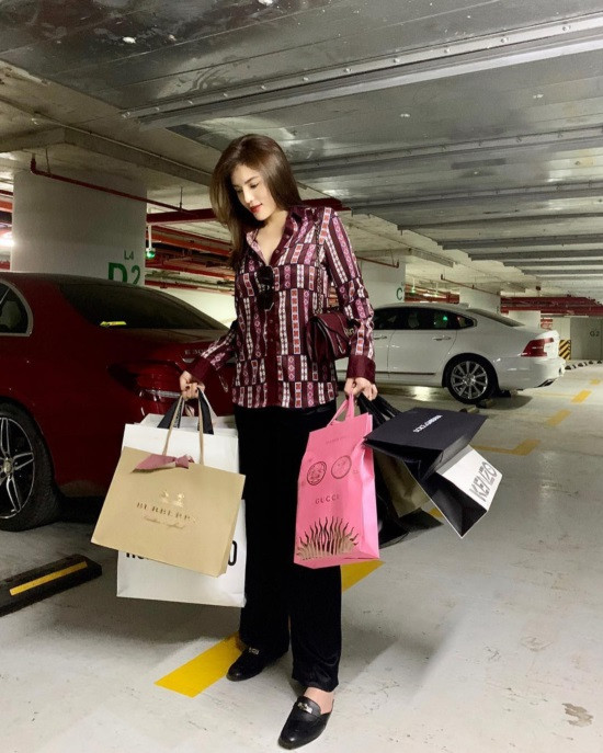 Kiểu mặc này với những nàng có chiều cao khiêm tốn thì nên sơ vin để trông cao và gọn hơn.