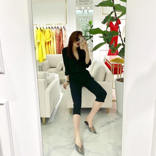 Cách mặc áo sơ mi bỏ cúc tạo nên phong cách phóng khoáng thay vì có chút nhàm chán và đơn điệu với cách mặc thông thường. Một tín đồ mê phong cách gợi cảm như Kỳ Duyên thì đây là bí quyết để cô "gây mê" người nhìn.