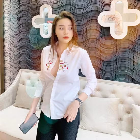 Áo sơ mi kết hợp với quần tây là cách mix thông thường mà bất kỳ ai cũng có thể áp dụng nhưng để tạo nên sự khác biệt, Kỳ Duyên luôn cởi bỏ 2 cúc đầu, cố ý khoe vòng 1 tròn đầy sau nâng cấp.