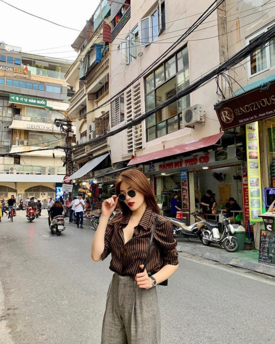 Chỉ với 1 chiếc áo sơ mi và quần tây, dù sơ vin hay không, Kỳ Duyên vẫn đẹp. Song, ngoài công thức mix đồ đơn giản mà bất kỳ nàng nào cũng có thể áp dụng, nên chú ý thêm về cách kết hợp với phụ kiện như túi xách, mắt kính hoặc giày...