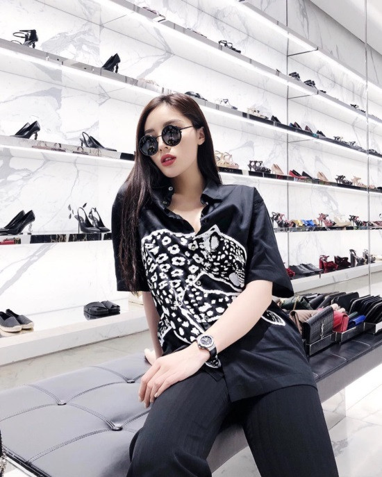 Cách mặc này của người đẹp được cho là sáng tạo nhưng táo bạo, đôi khi với những góc chụp nghiêng, người hâm mộ thấp thỏm thay cô vì sợ xảy ra sự cố đỏ mặt.