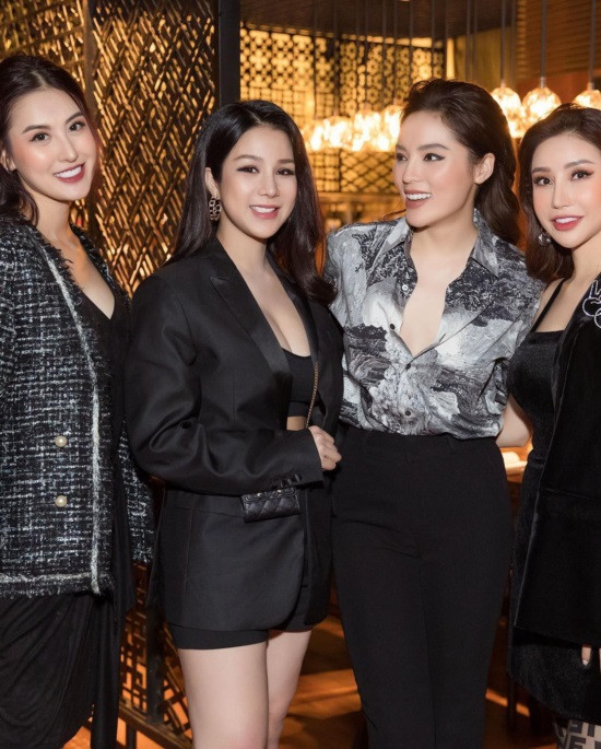 Nguyễn Cao Kỳ Duyên thể hiện sự cao tay trong cách mix đồ khi ở những khoảnh khắc đời thường lẫn đi tiệc với công thức đơn giản nhưng luôn tạo được hiệu quả thẩm mỹ cao.