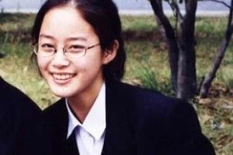 Hình ảnh Kim Tae Hee rạng rỡ dù không trang điểm khi còn là học sinh cấp 3. Ảnh: Gia đình Việt Nam