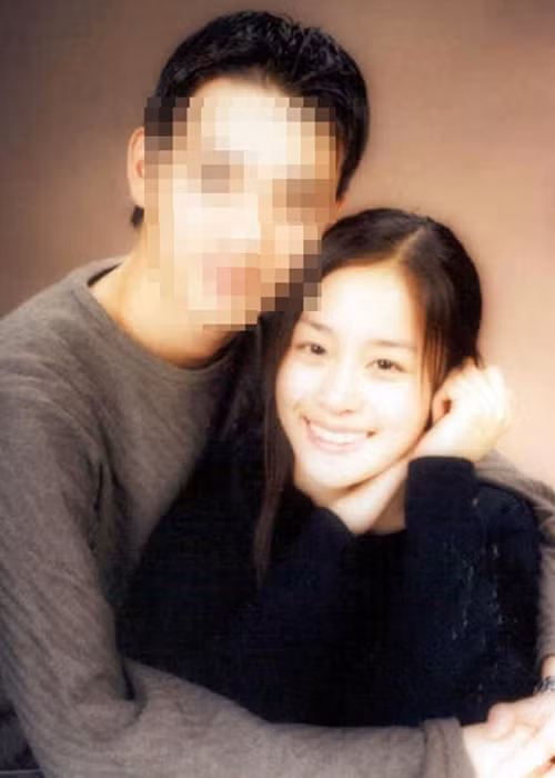 Kim Tae Hee từng lộ ảnh thời quá khứ bên một chàng trai lạ mặt. Ảnh: Gia đình Việt Nam