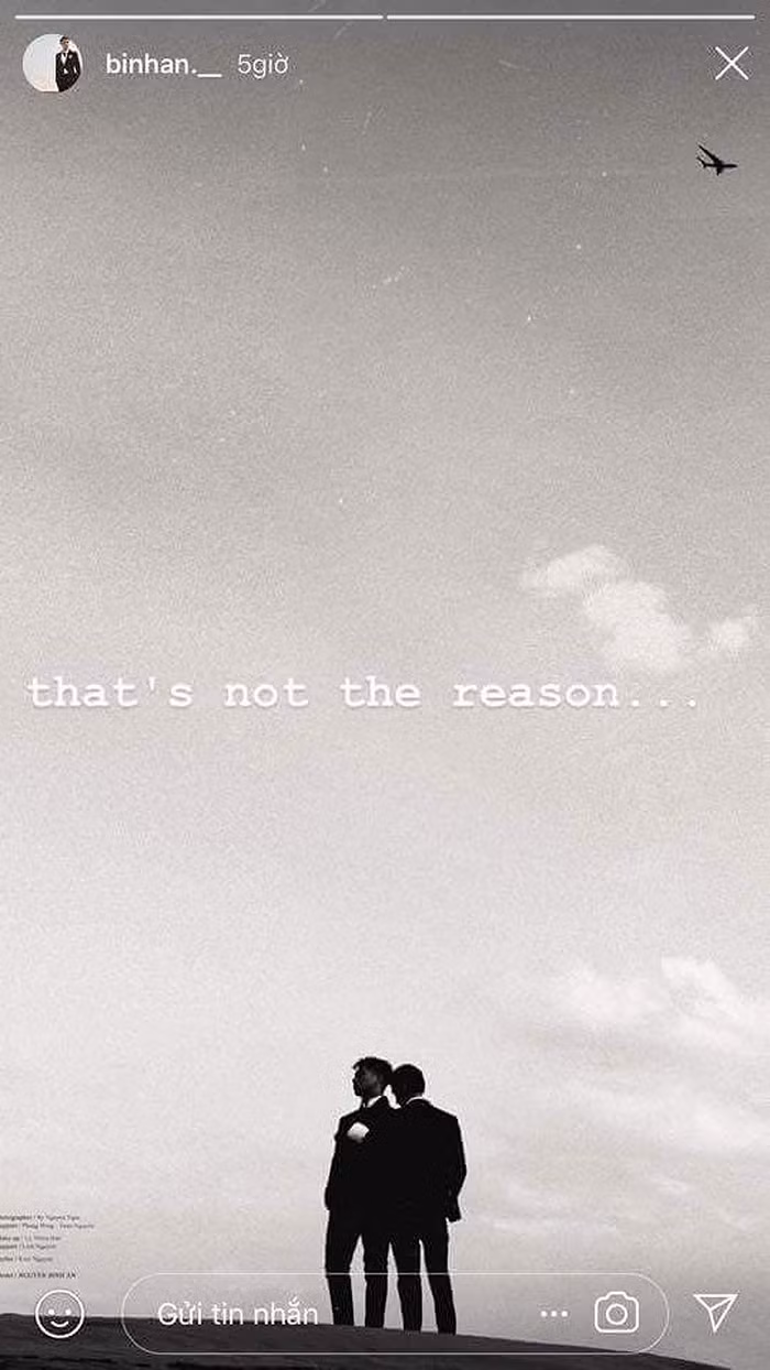 Chàng diễn viên gốc Phú Thọ còn viết những dòng tâm trạng bằng tiếng Anh: “That’s not the reason” (Tạm dịch: Đó không phải là lý do).