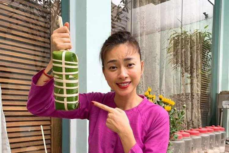 Người đẹp sinh năm 1979 trổ tài gói bánh trong dịp Tết Nguyên Đán vừa qua.