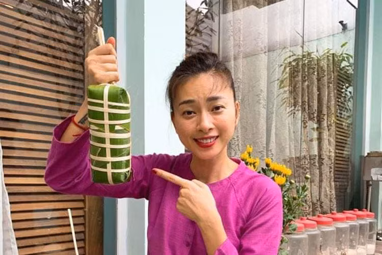 Người đẹp sinh năm 1979 trổ tài gói bánh trong dịp Tết Nguyên Đán vừa qua.
