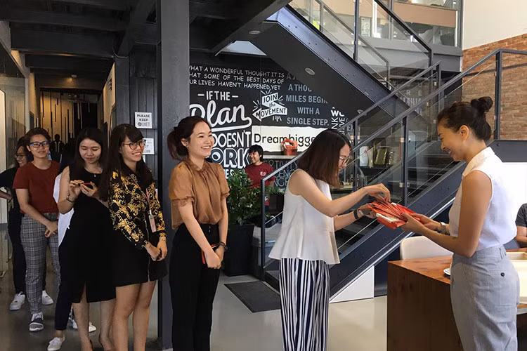 Hình ảnh Ngô Thanh Vân phát lì xì cho các nhân viên của mình.