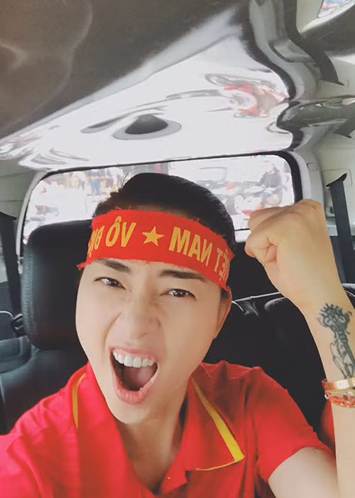 Nữ diễn viên phim "Dòng máu anh hùng" rất cuồng bóng đá Việt Nam.