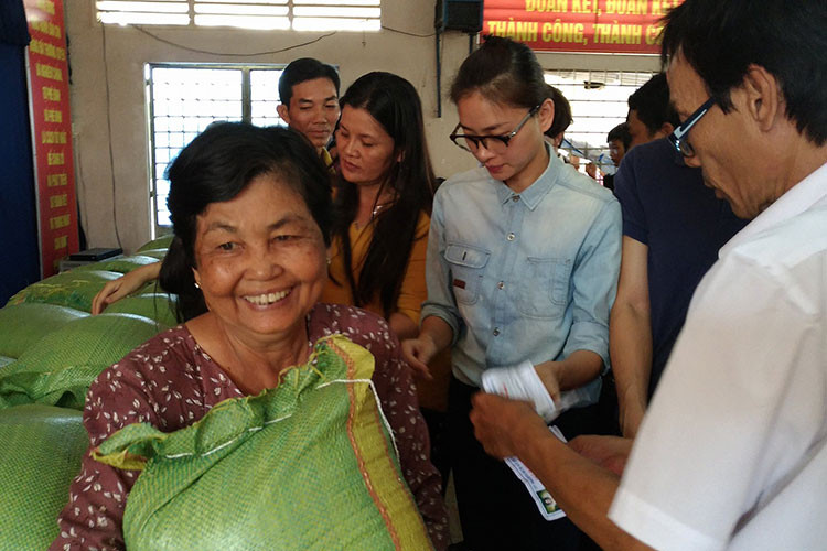 Ngoài đời, Ngô Thanh Vân khá giản dị. Trong ảnh, cô mặc đơn giản khi đi làm từ thiện.