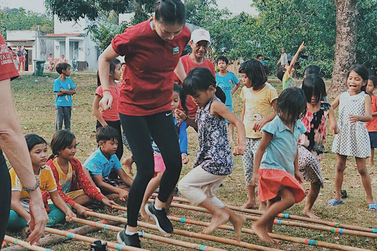 Nữ diễn viên vui vẻ chơi nhảy sạp cùng các em nhỏ trong một chuyến đi từ thiện.