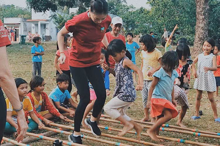 Nữ diễn viên vui vẻ chơi nhảy sạp cùng các em nhỏ trong một chuyến đi từ thiện.