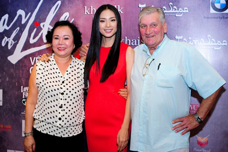 Được biết, mẹ của Ngô Thanh Vân tái hôn với một người đàn ông người Na Uy.