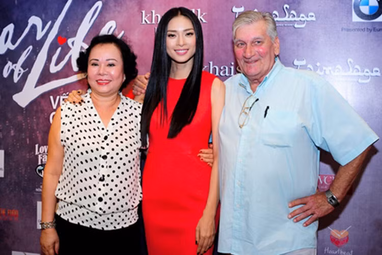 Được biết, mẹ của Ngô Thanh Vân tái hôn với một người đàn ông người Na Uy.