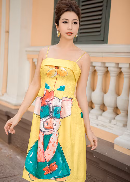 Hình ảnh Jennifer Phạm thử trang phục cho chuyến công tác nước ngoài sắp tới.