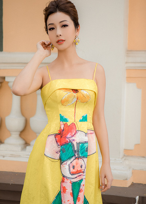 Người đẹp sinh năm 1985 đặt riêng nhà thiết kế NTK Vũ Ngọc &amp; Son 4 bộ trang phục màu sắc trẻ trung.