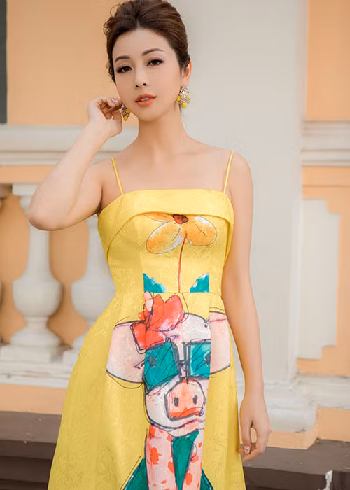 Người đẹp sinh năm 1985 đặt riêng nhà thiết kế NTK Vũ Ngọc &amp; Son 4 bộ trang phục màu sắc trẻ trung.