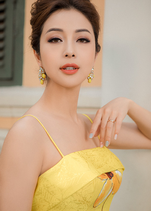 Nhận lời mời làm MC và hát cho kiều bào ở Australia những ngày đầu năm, Jennifer Phạm vừa đi chọn trang phục cho chuyến công tác này.