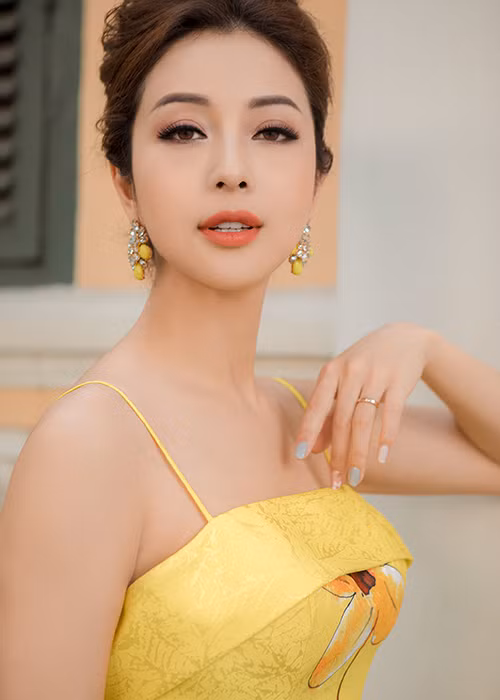 Nhận lời mời làm MC và hát cho kiều bào ở Australia những ngày đầu năm, Jennifer Phạm vừa đi chọn trang phục cho chuyến công tác này.