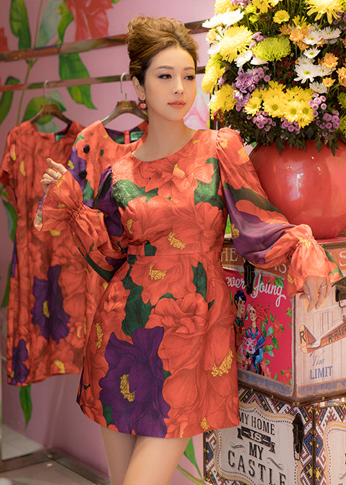 Jennifer Phạm đã là bà mẹ 3 con và cán mốc 34 tuổi. Thế nhưng, vẻ ngoài của cô vẫn khiến vạn người mê vì trẻ đẹp như gái đôi mươi.