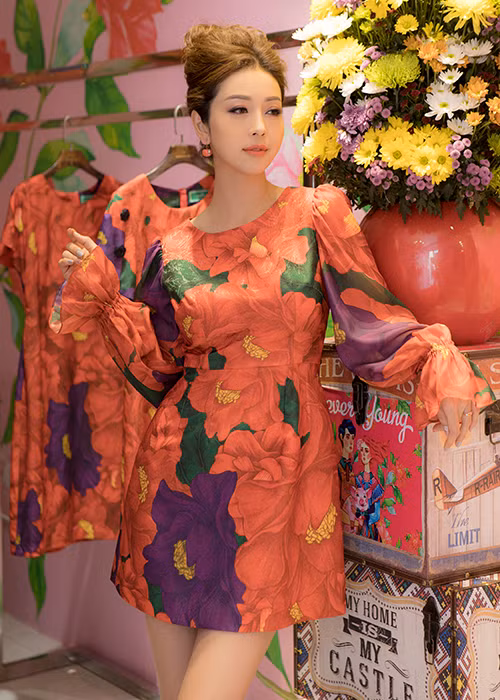 Jennifer Phạm đã là bà mẹ 3 con và cán mốc 34 tuổi. Thế nhưng, vẻ ngoài của cô vẫn khiến vạn người mê vì trẻ đẹp như gái đôi mươi.