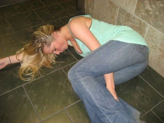 Say quá nằm đây ngủ tí có được không?