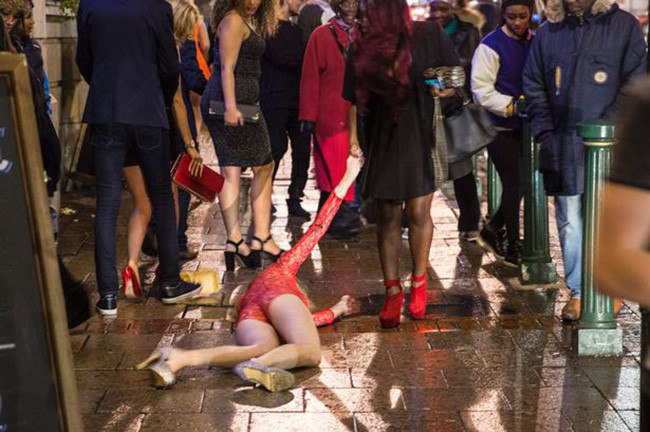 Nằm xuống đây nghỉ tí đi, sao cứ đứng mãi vậy?