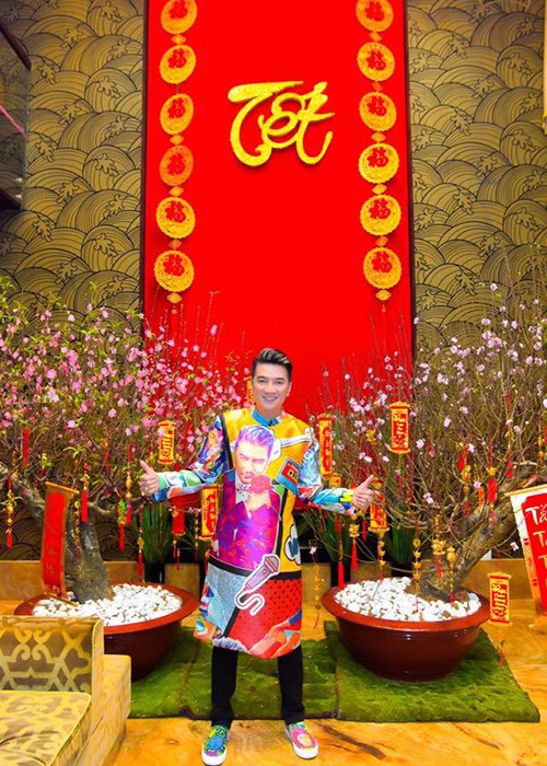 Đàm Vĩnh Hưng sang Thái Lan và được các kênh truyền hình mời phỏng vấn. Theo chia sẻ của nam ca sĩ, anh sẽ đi hát từ ngày mùng 1 Tết.