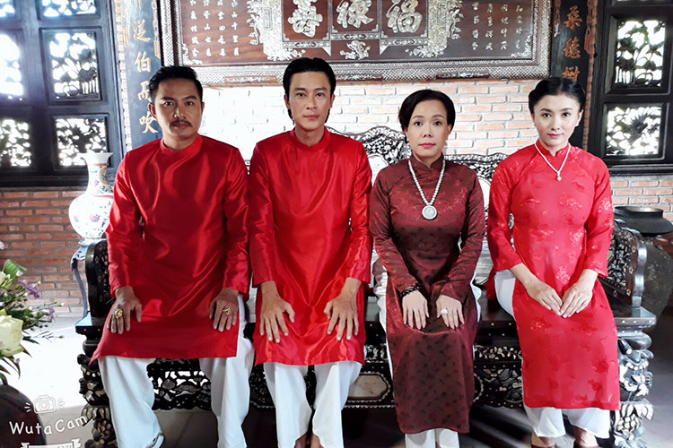 Danh hài Việt Hương (thứ hai bên phải) tham gia dự án còn dang dở trước khi về nhà đón Tết.