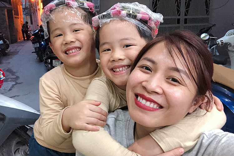 MC Hoàng Linh tranh thủ đưa hai cậu con trai đi làm tóc để đón Tết.