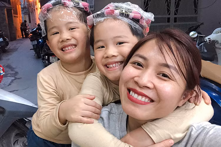 MC Hoàng Linh tranh thủ đưa hai cậu con trai đi làm tóc để đón Tết.