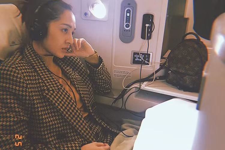  Tết Kỷ Hợi 2019 đang rất cận kề. Một trong những sao Việt cố gắng hoàn thành công việc là Bảo Anh.