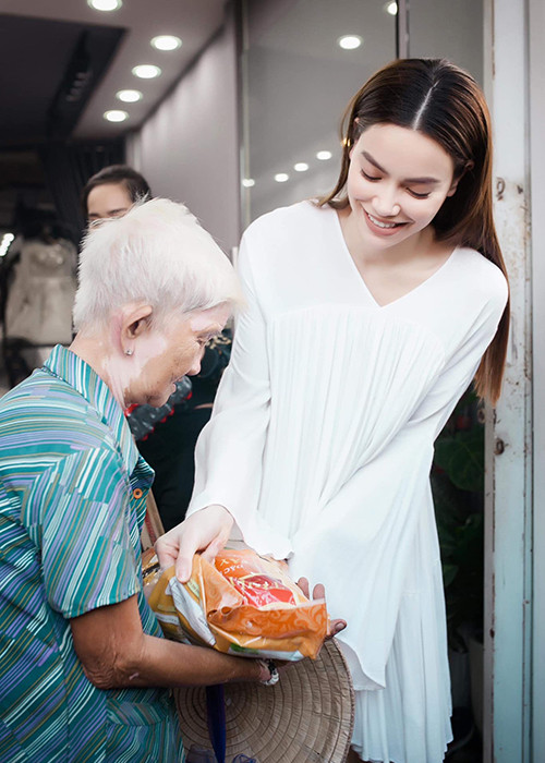 Hồ Ngọc Hà đưa con trai đi trao quà Tết cho bà con nghèo.