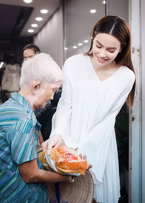 Hồ Ngọc Hà đưa con trai đi trao quà Tết cho bà con nghèo.