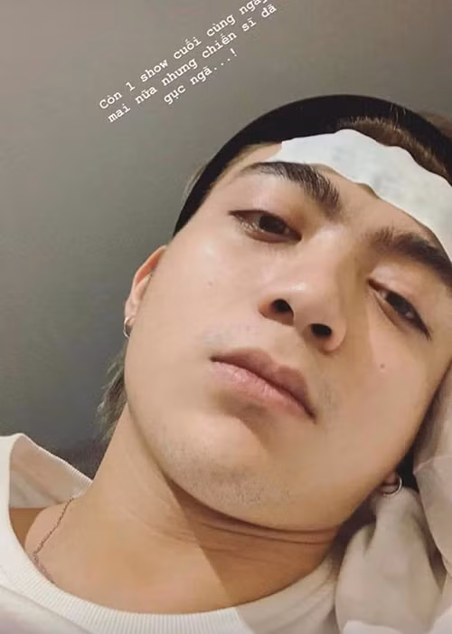 Soobin Hoàng Sơn cũng chạy show đến kiệt sức trong những ngày cuối năm.