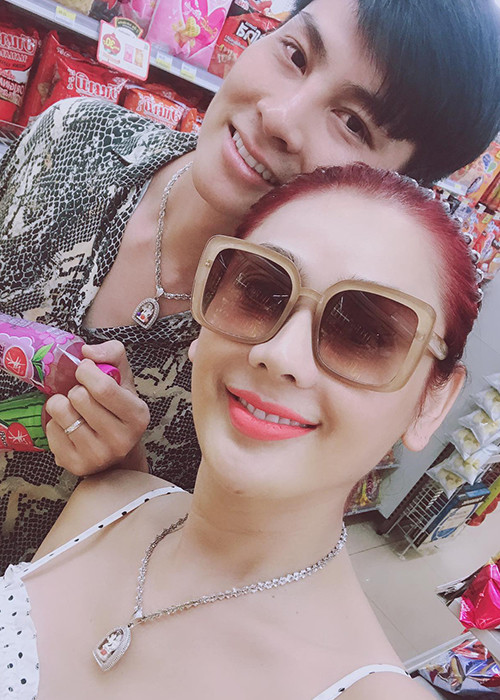 Lâm Khánh Chi còn kể ông xã Trần Phi Hùng luôn phụ giúp cô chăm sóc con trai.