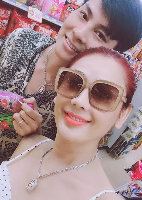 Lâm Khánh Chi còn kể ông xã Trần Phi Hùng luôn phụ giúp cô chăm sóc con trai.