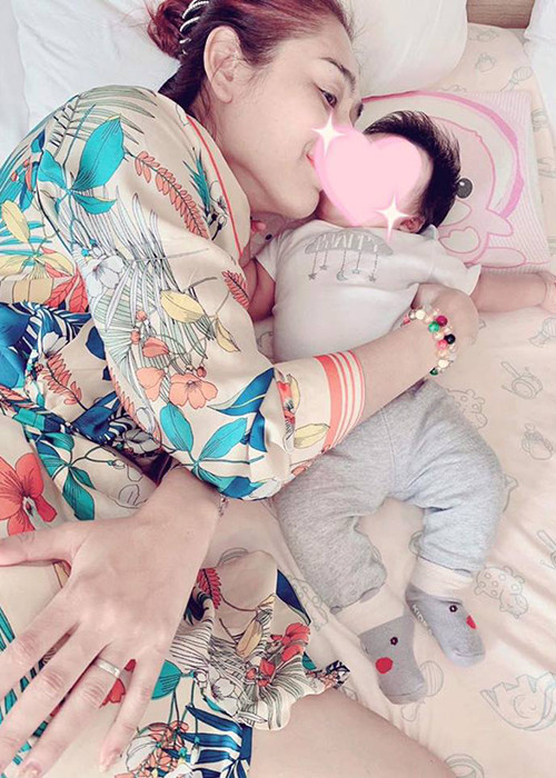 Mỹ nhân chuyển giới của Vbiz đặt tên con là Trần Huỳnh Thiên Long, tên ở nhà là Ku Bi. Được biết, cậu nhóc đến nay đã được gần 5 tháng tuổi.