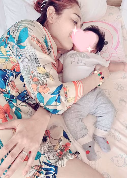 Mỹ nhân chuyển giới của Vbiz đặt tên con là Trần Huỳnh Thiên Long, tên ở nhà là Ku Bi. Được biết, cậu nhóc đến nay đã được gần 5 tháng tuổi.