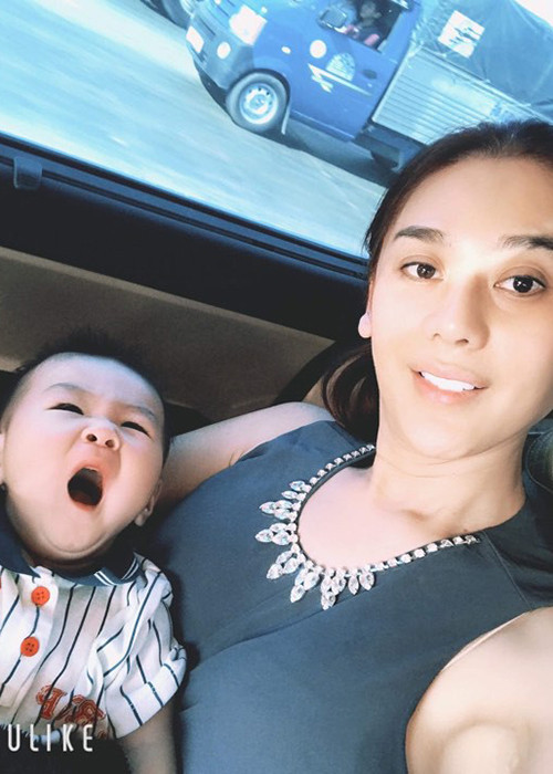 Tuy nhiên, vì con trai quá đáng yêu, Lâm Khánh Chi đã đăng tải bức ảnh cận mặt thiên thần nhỏ của mình. Ảnh: Dân Việt