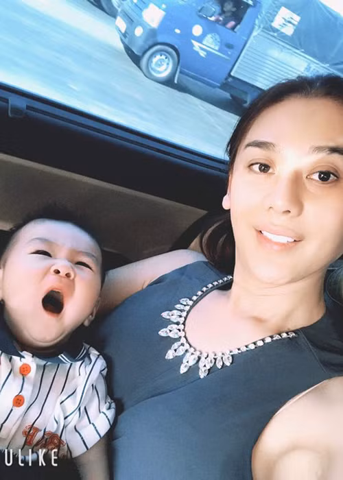 Tuy nhiên, vì con trai quá đáng yêu, Lâm Khánh Chi đã đăng tải bức ảnh cận mặt thiên thần nhỏ của mình. Ảnh: Dân Việt