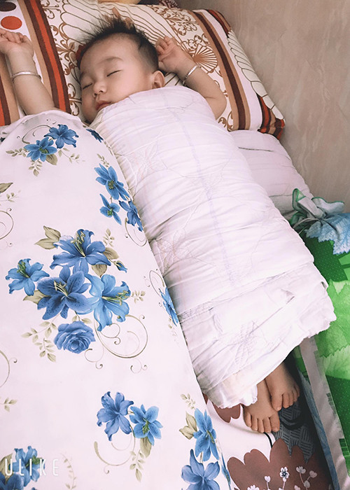 Con trai của Lâm Khánh Chi được khen kháu khỉnh, bụ bẫm.