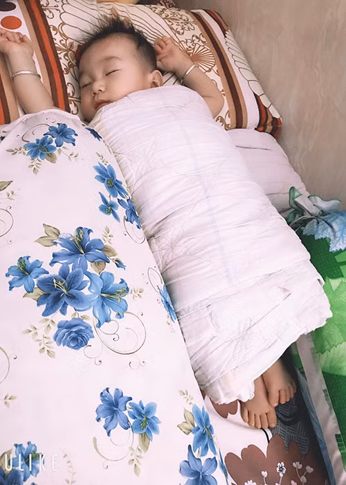 Con trai của Lâm Khánh Chi được khen kháu khỉnh, bụ bẫm.