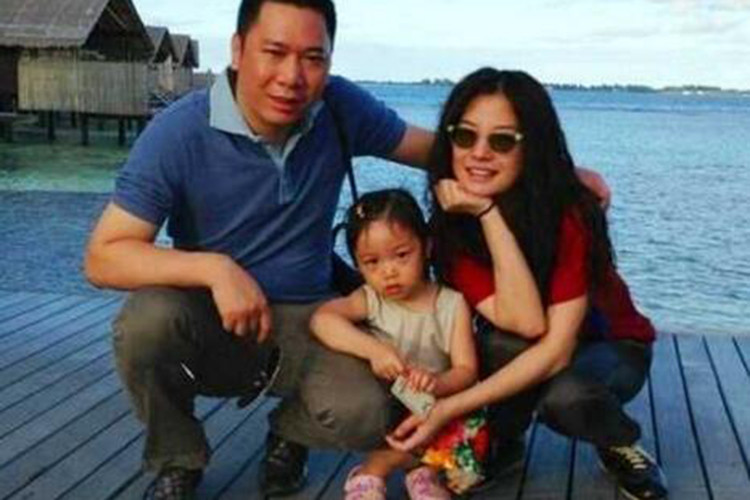 Triệu Vy yêu nhiều nhưng cuối cùng lại chọn bến đỗ bên Huỳnh Hữu Long mặc anh có một cậu con riêng.