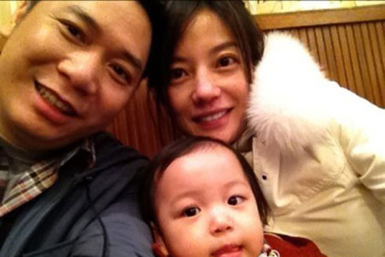 Được biết, trong lần đầu tiên gặp Triệu Vy qua lời giới thiệu của Vương Phi, doanh nhân họ Huỳnh đã trúng tiếng sét ái tình.