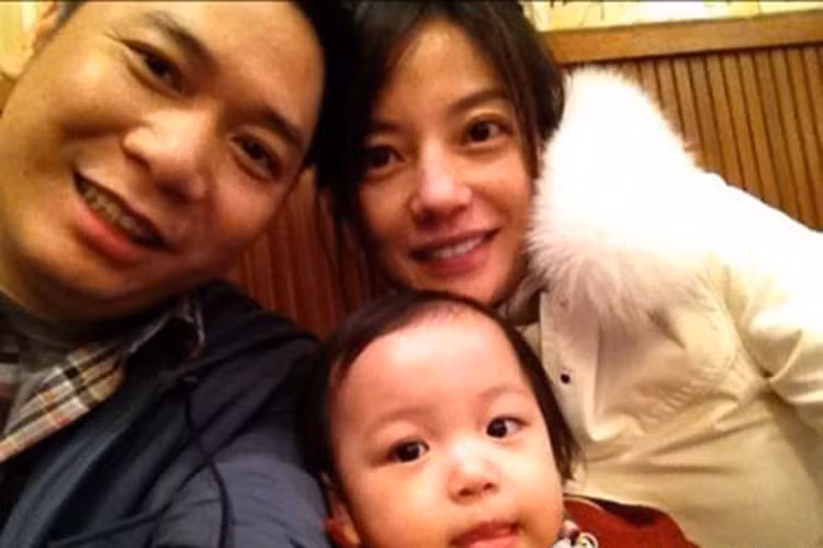 Được biết, trong lần đầu tiên gặp Triệu Vy qua lời giới thiệu của Vương Phi, doanh nhân họ Huỳnh đã trúng tiếng sét ái tình.