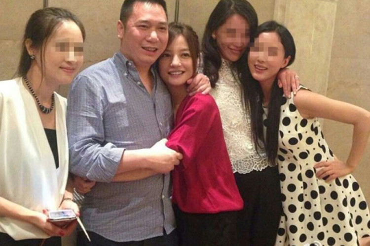 Được biết, trong gần 1 năm trở lại đây, đôi vợ chồng nổi tiếng này không xuất hiện bên nhau cũng không có tương tác trên mạng xã hội như trước.