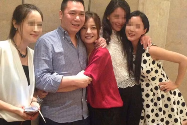 Được biết, trong gần 1 năm trở lại đây, đôi vợ chồng nổi tiếng này không xuất hiện bên nhau cũng không có tương tác trên mạng xã hội như trước.