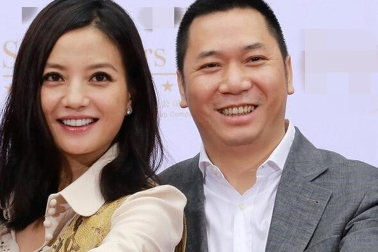 Triệu Vy và Huỳnh Hữu Long đã kết hôn được 10 năm nhưng đến nay, nữ diễn viên vẫn chưa một lần được mặc váy cưới hay tổ chức đám cưới.